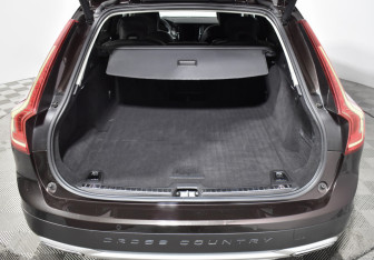 Подержанный автомобиль Volvo V90 Cross Country 2019 года (19 фото)