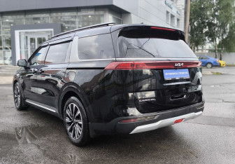 Подержанный автомобиль Kia Carnival 2021 года (6 фото)