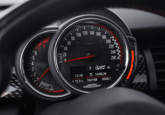 Подержанный автомобиль MINI Hatch 2017 года (18 фото)