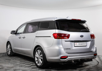 Подержанный автомобиль Kia Carnival 2018 года (7 фото)