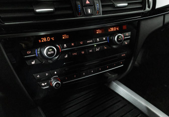 Подержанный автомобиль BMW X5 2014 года (14 фото)