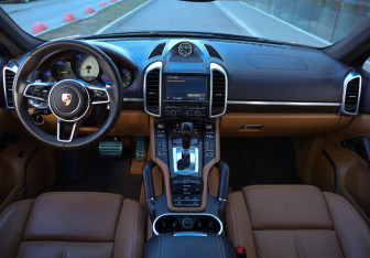 Подержанный автомобиль Porsche Cayenne 2015 года (8 фото)