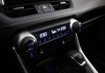 Подержанный автомобиль Toyota RAV4 2019 года (14 фото)