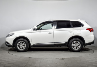 Подержанный автомобиль Mitsubishi Outlander 2019 года (8 фото)
