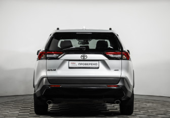 Подержанный автомобиль Toyota RAV4 2021 года (6 фото)