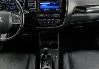 Подержанный автомобиль Mitsubishi Outlander 2016 года (14 фото)