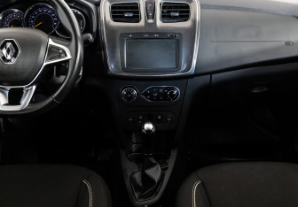Подержанный автомобиль Renault Sandero 2020 года (14 фото)