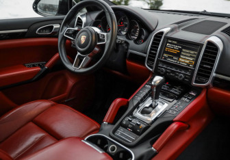 Подержанный автомобиль Porsche Cayenne 2016 года (11 фото)