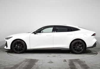 Подержанный автомобиль Changan UNI-V 2023 года (8 фото)