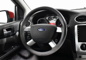Подержанный автомобиль Ford Focus Hatchback 2010 года (14 фото)