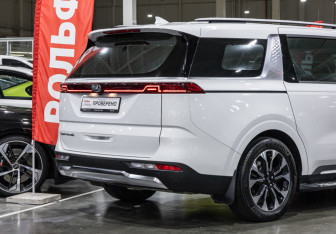 Подержанный автомобиль Kia Carnival 2020 года (10 фото)