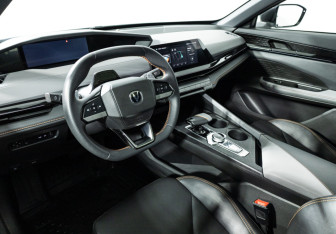 Подержанный автомобиль Changan UNI-V 2023 года (11 фото)