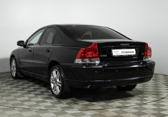 Подержанный автомобиль Volvo S60 2007 года (7 фото)