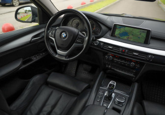Подержанный автомобиль BMW X6 2015 года (10 фото)