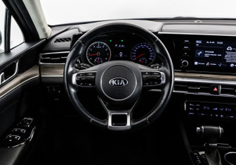 Подержанный автомобиль Kia K5 2021 года (13 фото)
