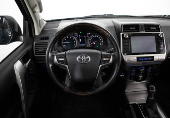 Подержанный автомобиль Toyota Land Cruiser Prado 2018 года (10 фото)