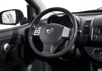 Подержанный автомобиль Nissan Note 2011 года (14 фото)