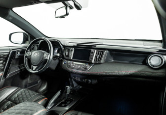 Подержанный автомобиль Toyota RAV4 2019 года (9 фото)
