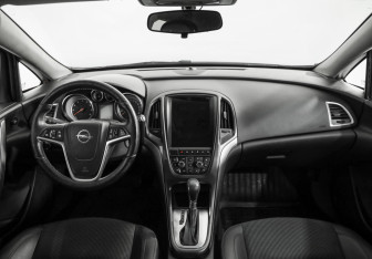 Подержанный автомобиль Opel Astra Hatchback 2012 года (10 фото)
