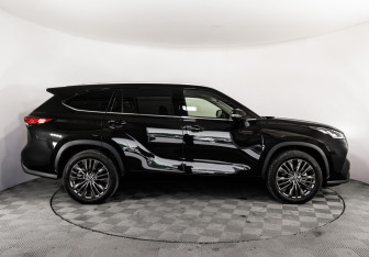 Подержанный автомобиль Toyota Highlander 2025 года (5 фото)