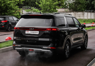 Подержанный автомобиль Kia Carnival 2021 года (6 фото)