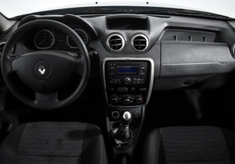 Подержанный автомобиль Renault Duster 2014 года (15 фото)