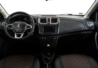 Подержанный автомобиль Renault Sandero 2018 года (10 фото)