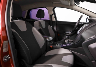 Подержанный автомобиль Ford Focus Hatchback 2013 года (12 фото)
