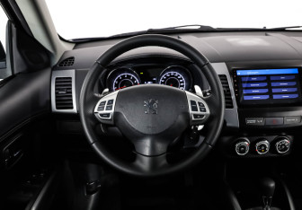 Подержанный автомобиль Peugeot 4007 2010 года (11 фото)