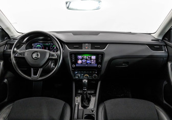 Подержанный автомобиль Skoda Octavia Liftback 2019 года (10 фото)