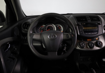 Подержанный автомобиль Toyota RAV4 2012 года (10 фото)