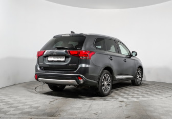 Подержанный автомобиль Mitsubishi Outlander 2017 года (5 фото)