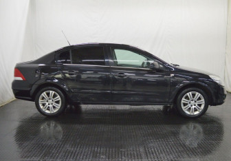 Подержанный автомобиль Opel Astra Sedan 2010 года (4 фото)