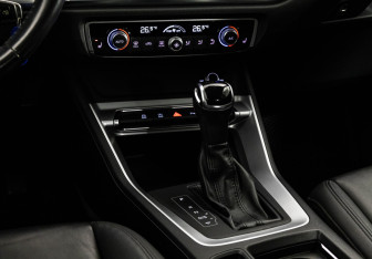 Подержанный автомобиль Audi Q3 2019 года (15 фото)