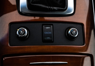 Подержанный автомобиль Infiniti QX70 2015 года (17 фото)