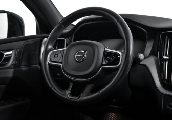 Подержанный автомобиль Volvo XC60 2019 года (15 фото)