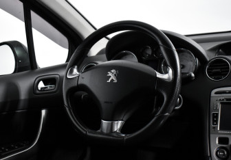 Подержанный автомобиль Peugeot 408 2015 года (15 фото)