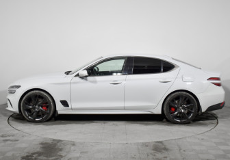 Подержанный автомобиль Genesis G70 2022 года (8 фото)