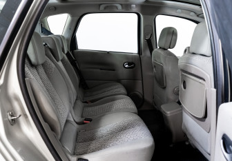 Подержанный автомобиль Renault Scenic 2006 года (14 фото)