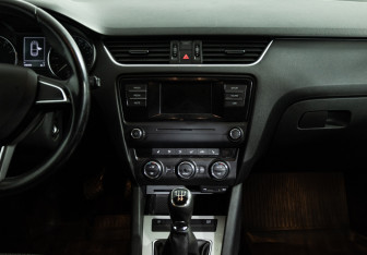 Подержанный автомобиль Skoda Octavia Liftback 2016 года (14 фото)