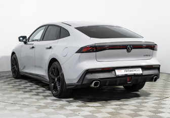 Подержанный автомобиль Changan UNI-V 2023 года (7 фото)