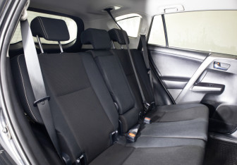 Подержанный автомобиль Toyota RAV4 2016 года (13 фото)