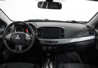 Подержанный автомобиль Mitsubishi Lancer Sedan 2010 года (9 фото)