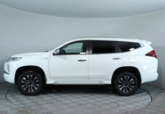 Подержанный автомобиль Mitsubishi Montero Sport 2022 года (9 фото)