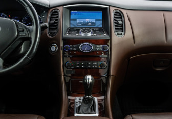 Подержанный автомобиль Infiniti QX50 2017 года (11 фото)