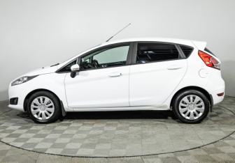 Подержанный автомобиль Ford Fiesta Hatchback 2016 года (8 фото)
