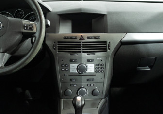 Подержанный автомобиль Opel Astra Hatchback 2006 года (14 фото)