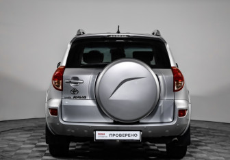 Подержанный автомобиль Toyota RAV4 2008 года (6 фото)