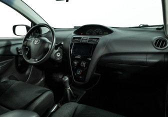 Подержанный автомобиль Toyota Yaris Sedan 2008 года (9 фото)