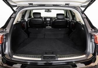 Подержанный автомобиль Infiniti QX70 2015 года (28 фото)